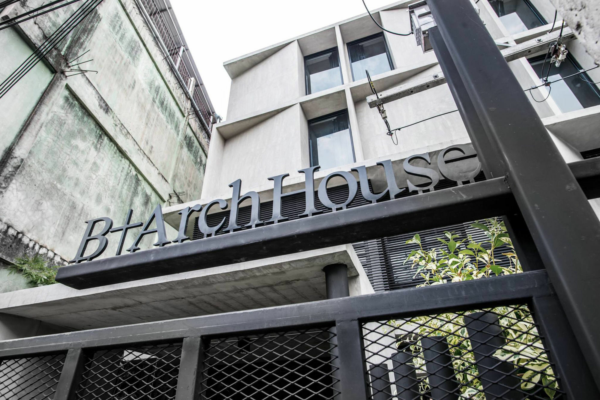 B Arch House Hotel Chiang Mai Bagian luar foto
